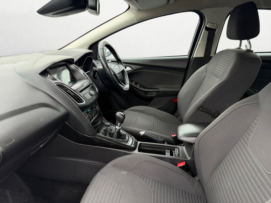 2018 Ford Focus - image 8