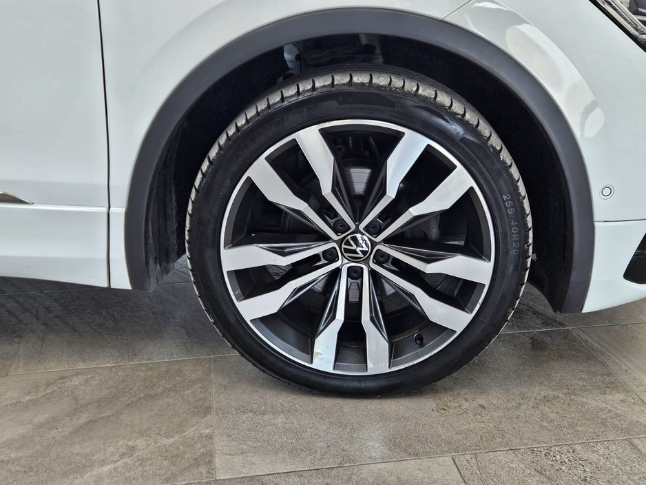 2023 Volkswagen Tiguan - image 8