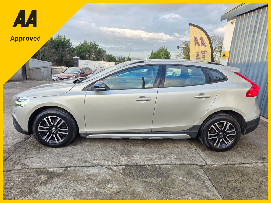 2017 Volvo V40 CROSS * ONLY 49K MILES * D2 2.0 DIESEL * €16,995