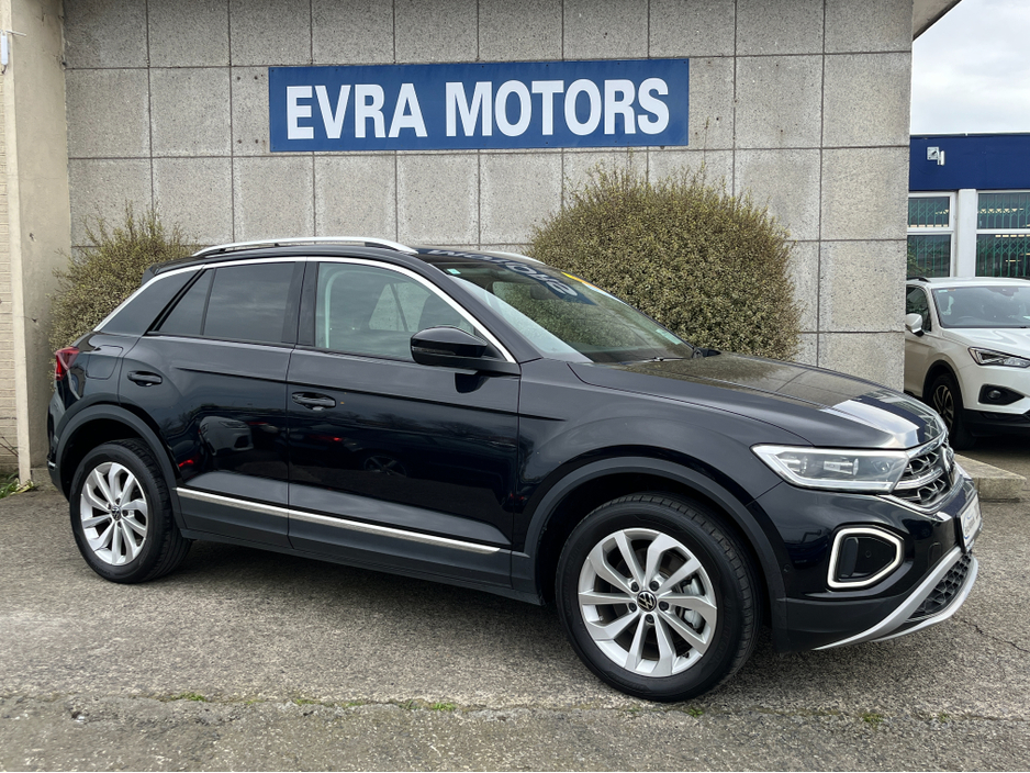 2023 Volkswagen T-Roc - image 3