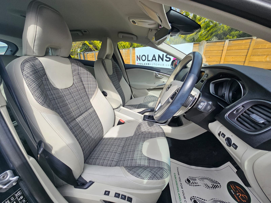 2019 Volvo V40 - image 17