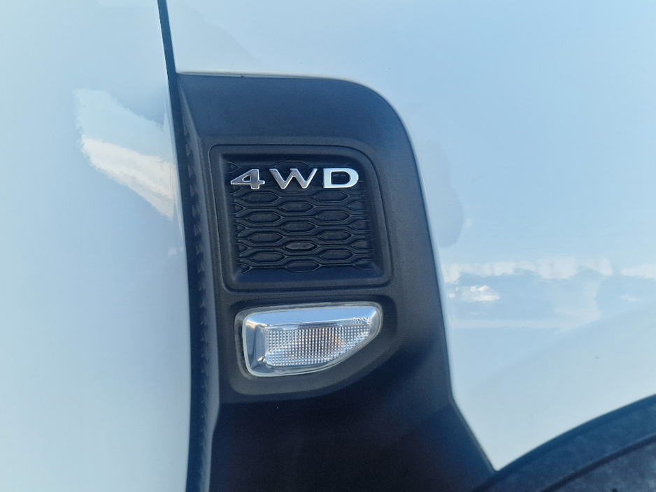 2020 Dacia Duster - image 5