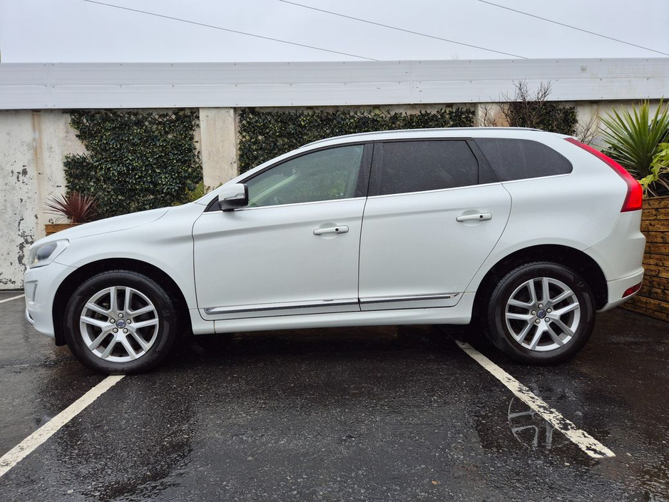 2017 Volvo XC60 - image 12