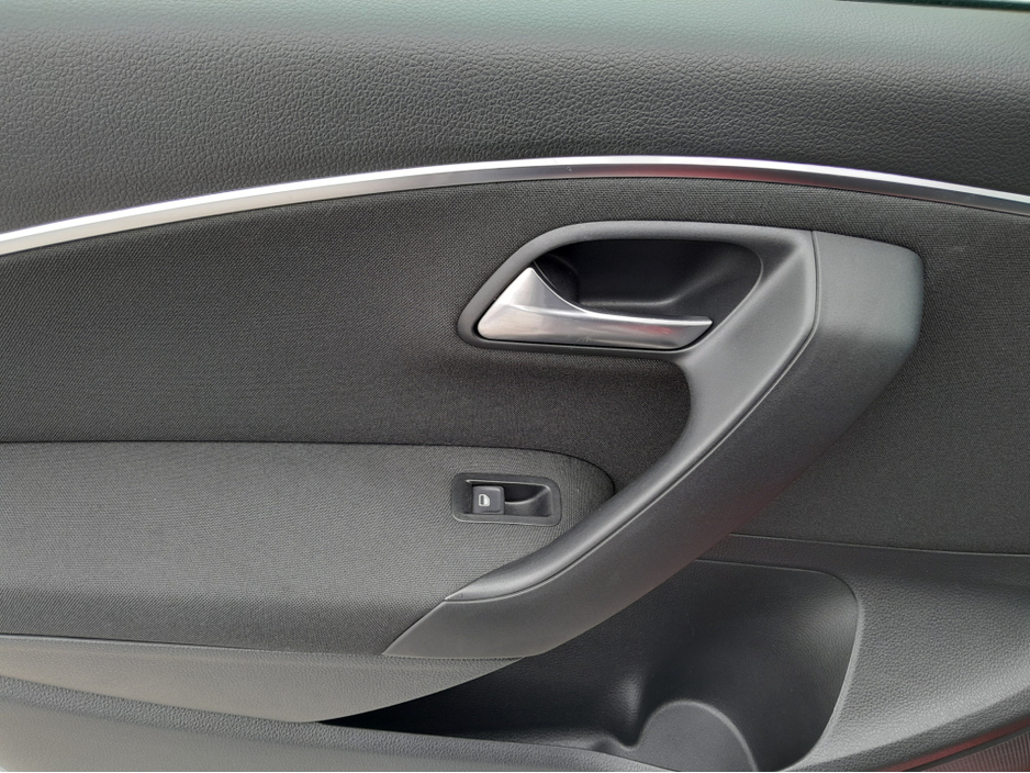 2016 Volkswagen Polo - image 20