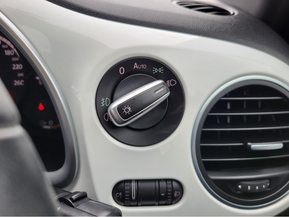 2014 Volkswagen Beetle - image 25