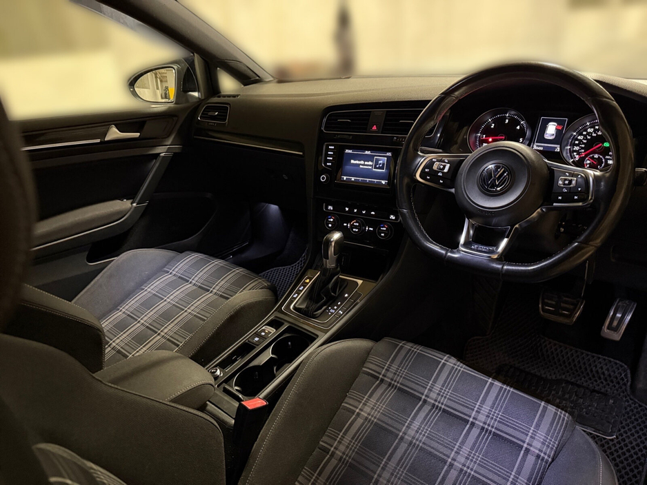 2014 Volkswagen Golf - image 12