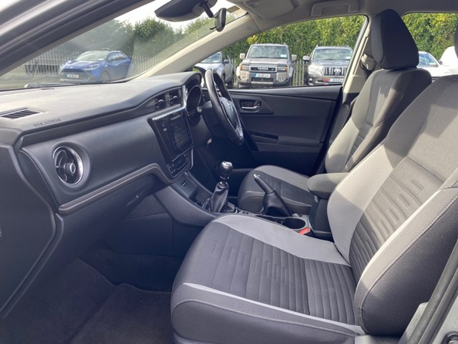 2017 Toyota Auris - image 6