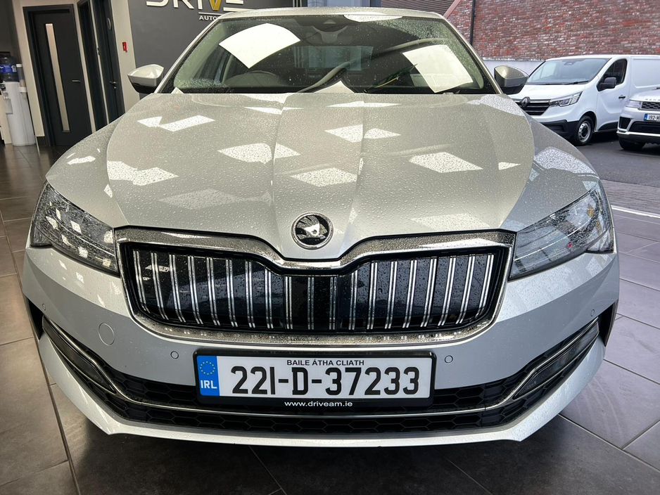 2022 Skoda Superb - image 10