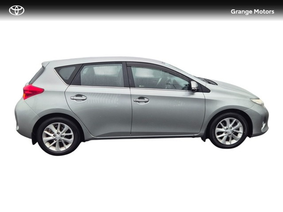 2014 Toyota Auris - image 3