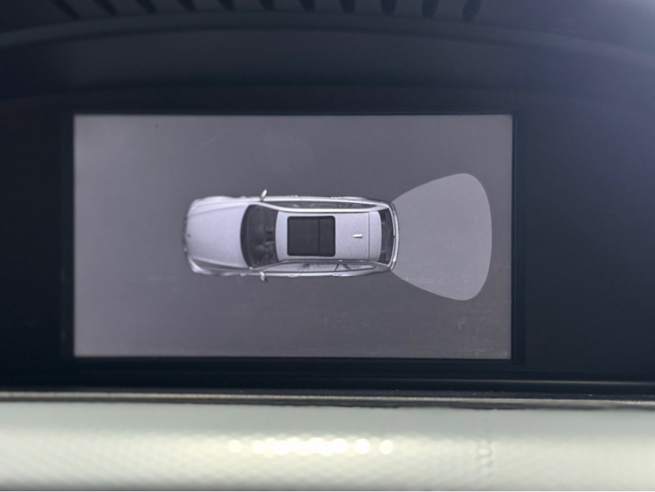 2011 BMW 3 Series - image 12