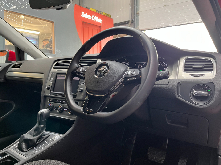 2017 Volkswagen Golf - image 9