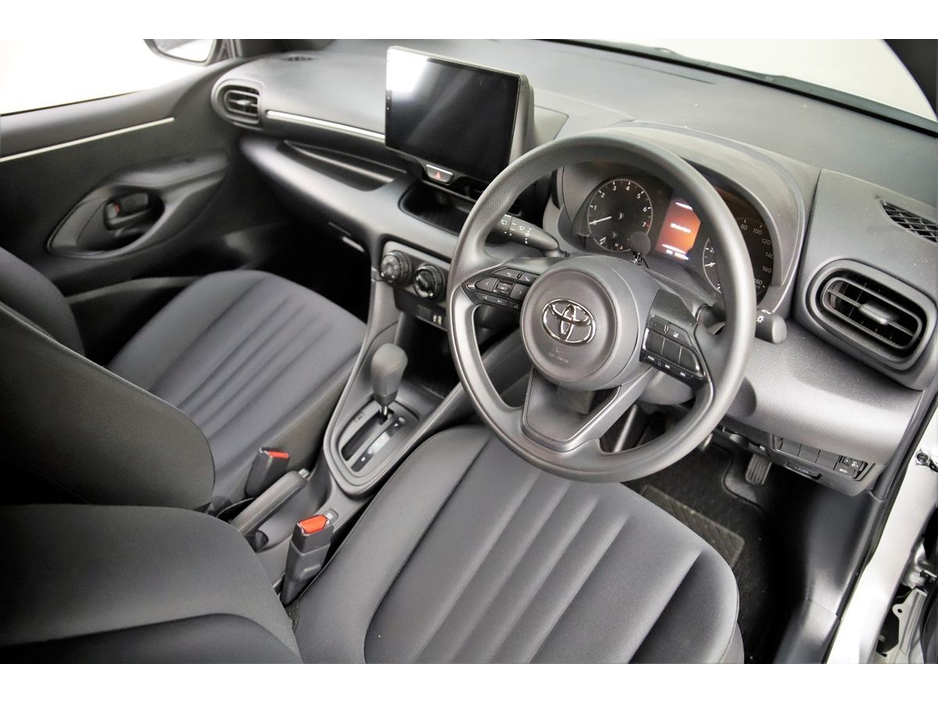 2022 Toyota Yaris - image 13