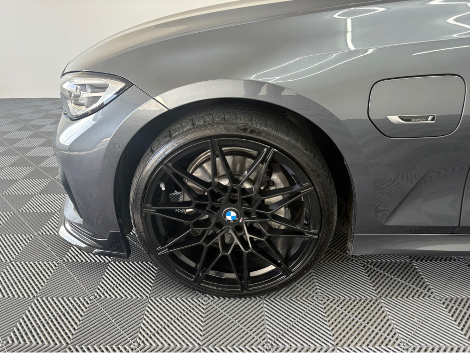 2021 BMW 3 Series - image 13