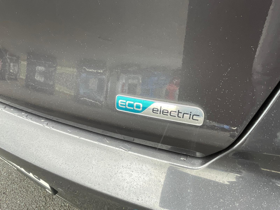 2020 Kia Niro - image 9