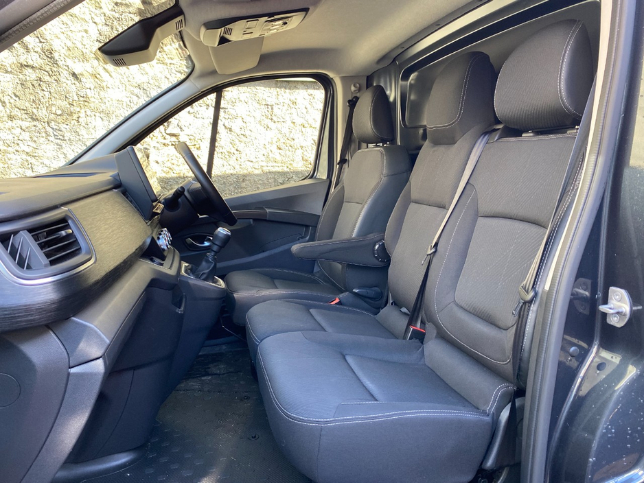 2023 Renault Trafic - image 15