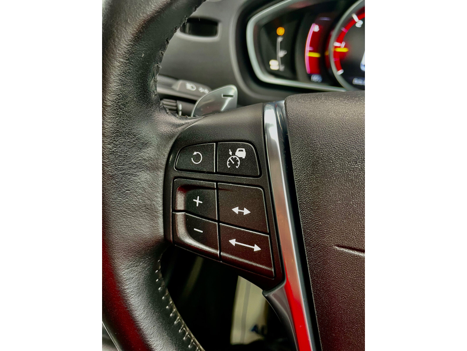 2016 Volvo V40 - image 30