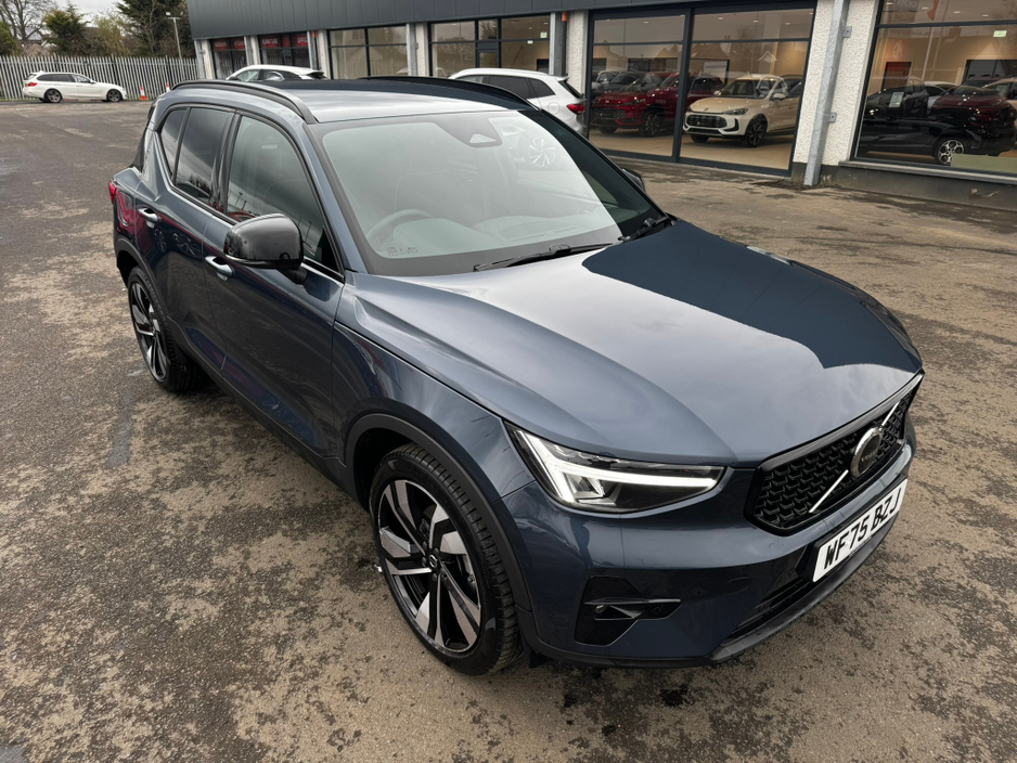 2025 Volvo XC40 - image 6