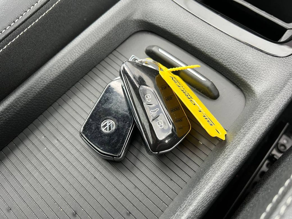 2023 Volkswagen ID.3 FAMILY 58KWH // PANORAMIC SUNROOF // HEATED SEATS // APPLE CARPLAY/ANDROID AUTO €22,450