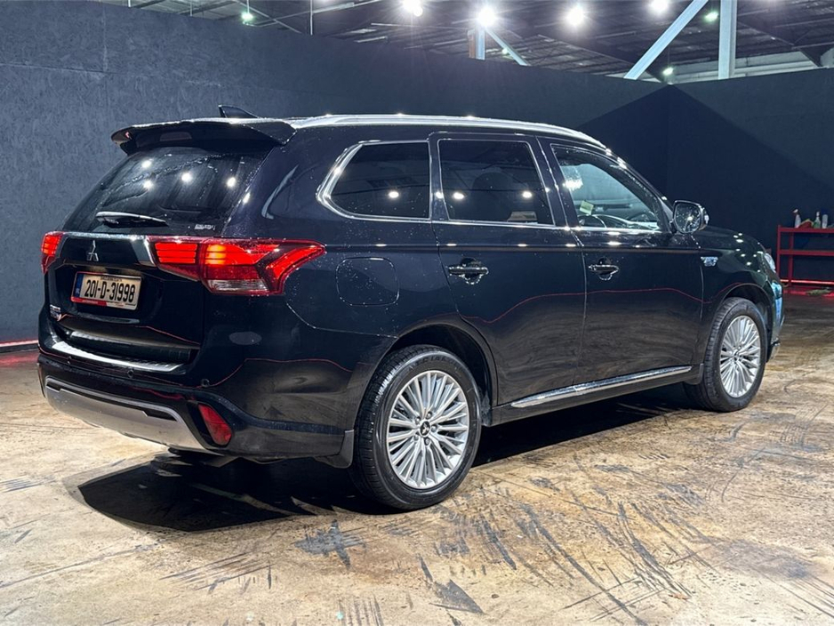 2020 Mitsubishi Outlander - image 3