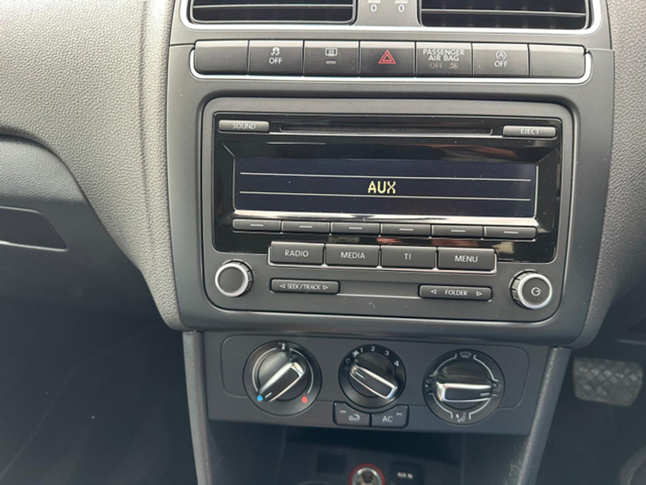 2014 Volkswagen Polo - image 13