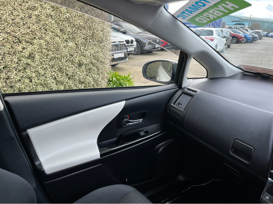 2018 Toyota Prius+ - image 17