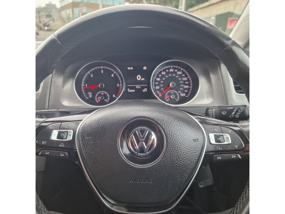 2013 Volkswagen Golf - image 12