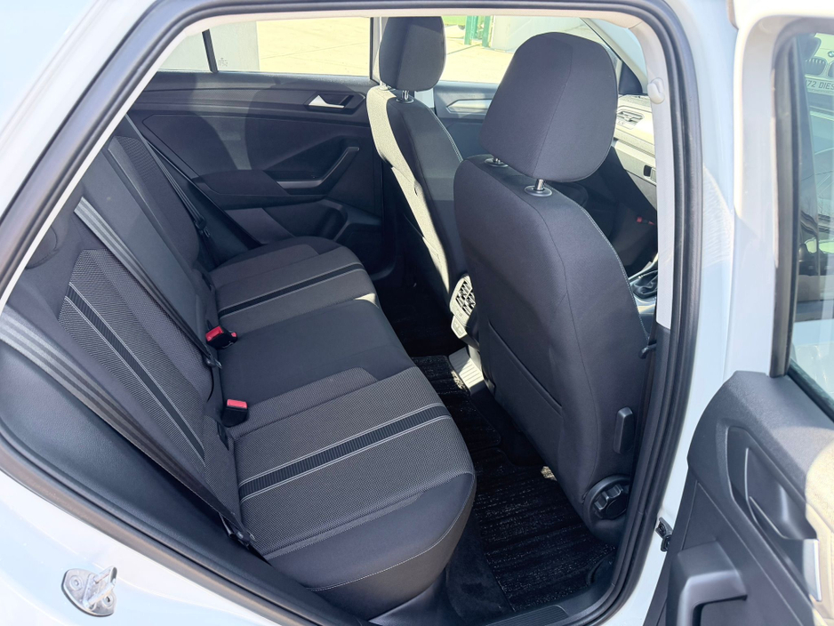 2021 Volkswagen T-Roc - image 8