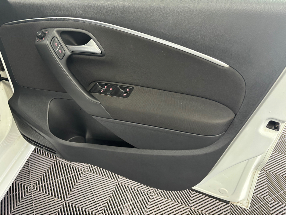 2016 Volkswagen Polo - image 6