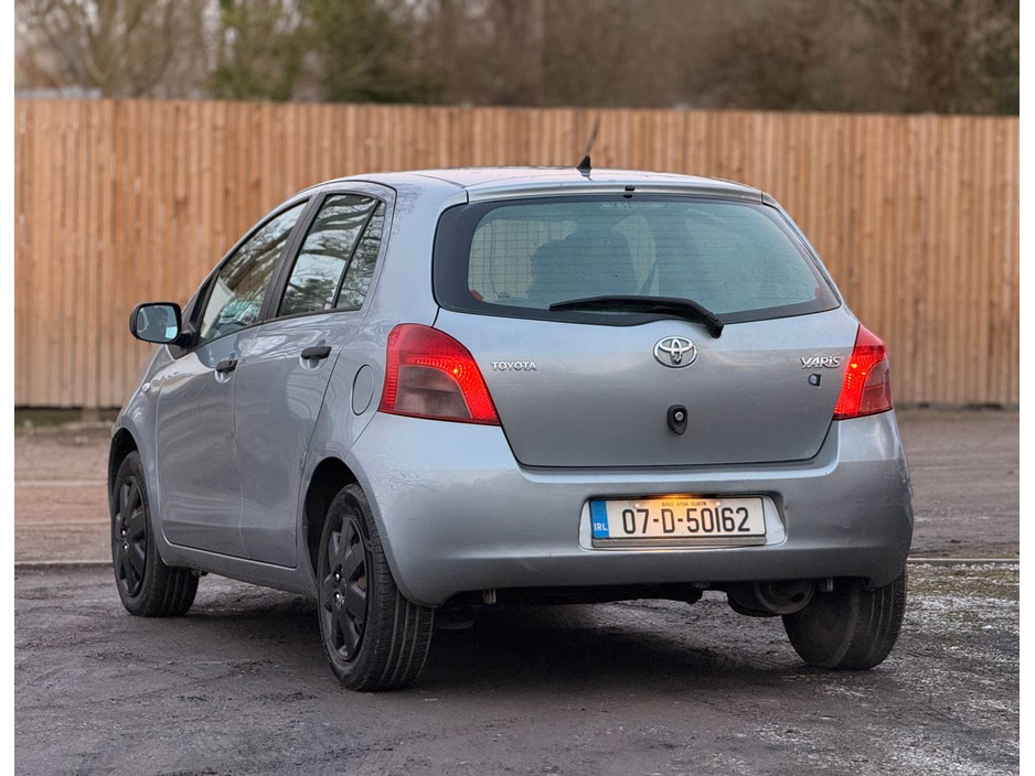 2007 Toyota Yaris - image 11