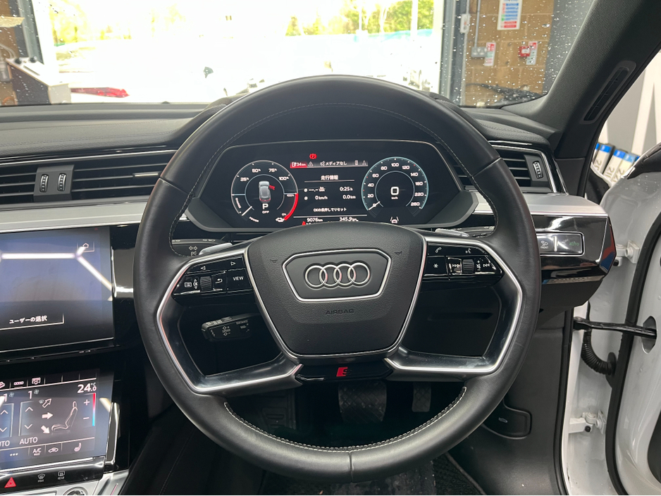 2022 Audi e-tron - image 9