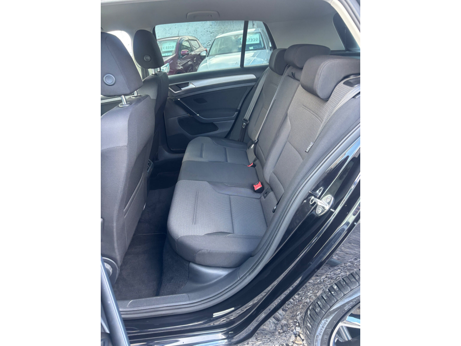 2015 Volkswagen Golf - image 8