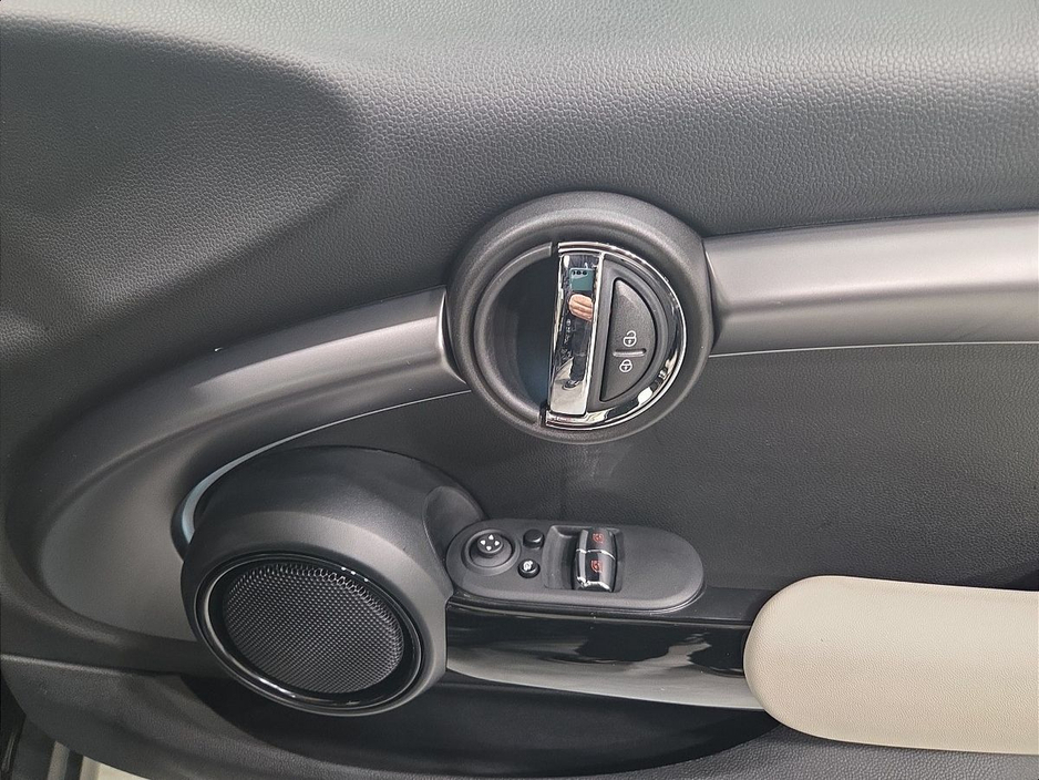 2023 MINI Hatch - image 23