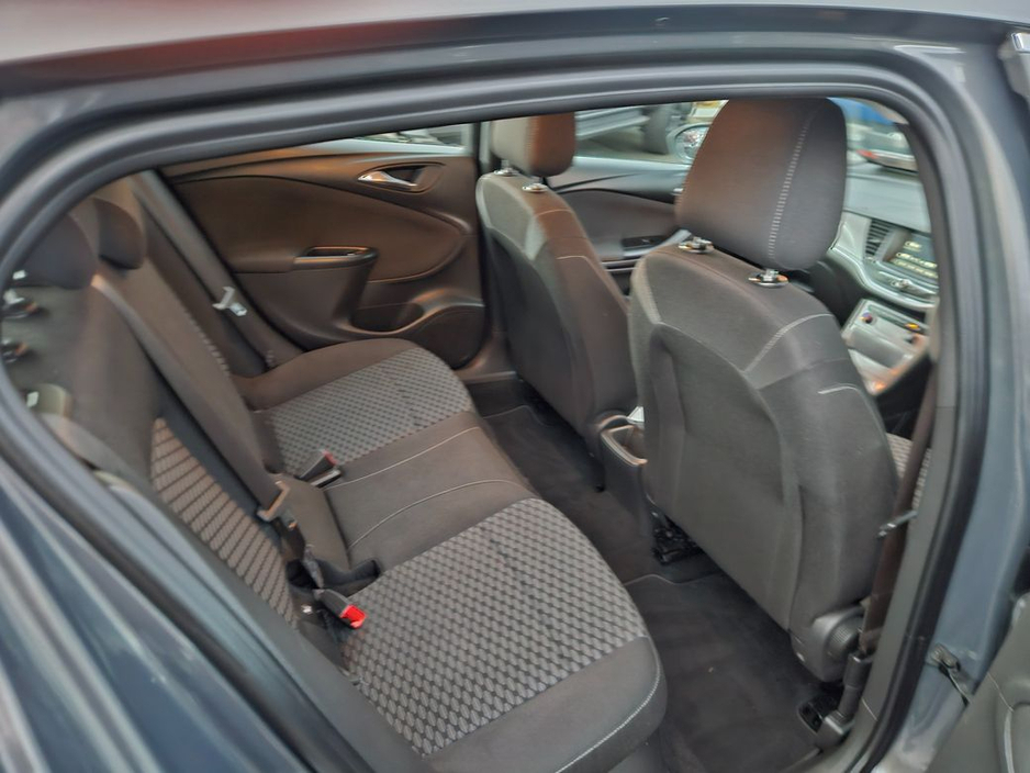 2016 Opel Astra - image 4