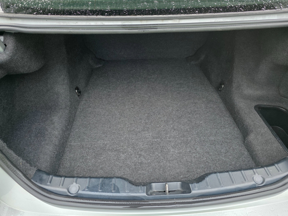 2017 BMW 5 Series - image 9