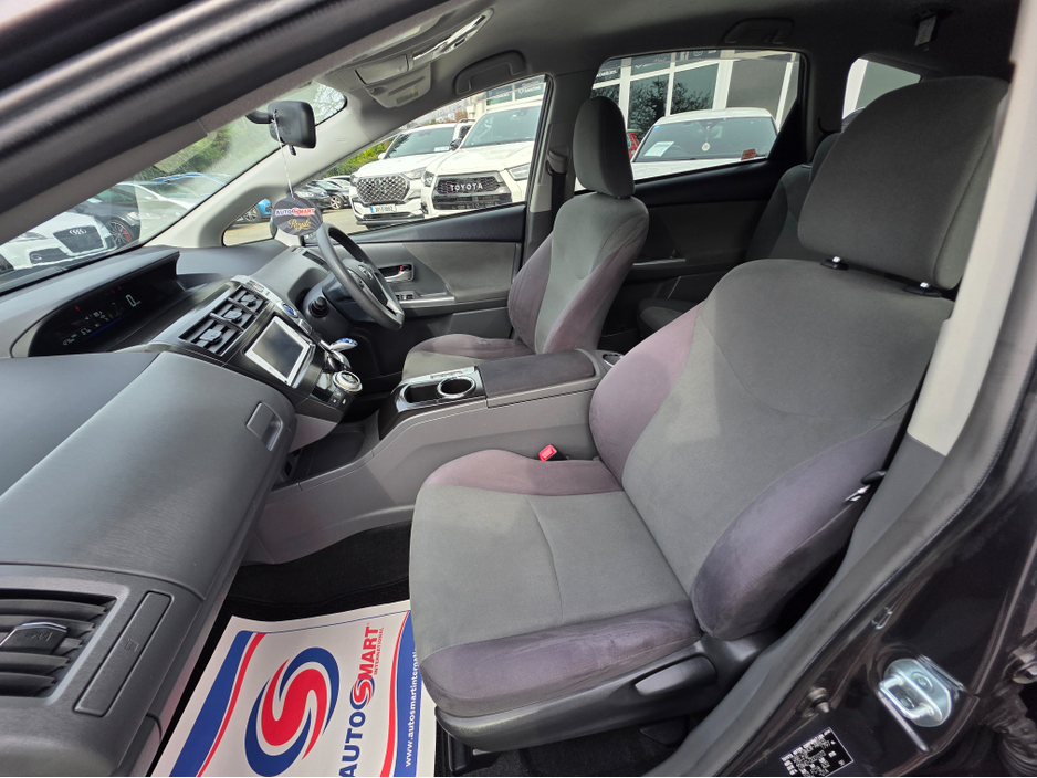 2013 Toyota Prius Alpha - image 14