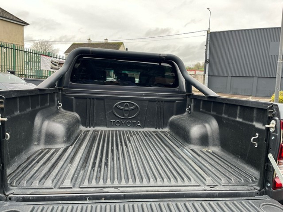 2022 Toyota Hilux - image 10