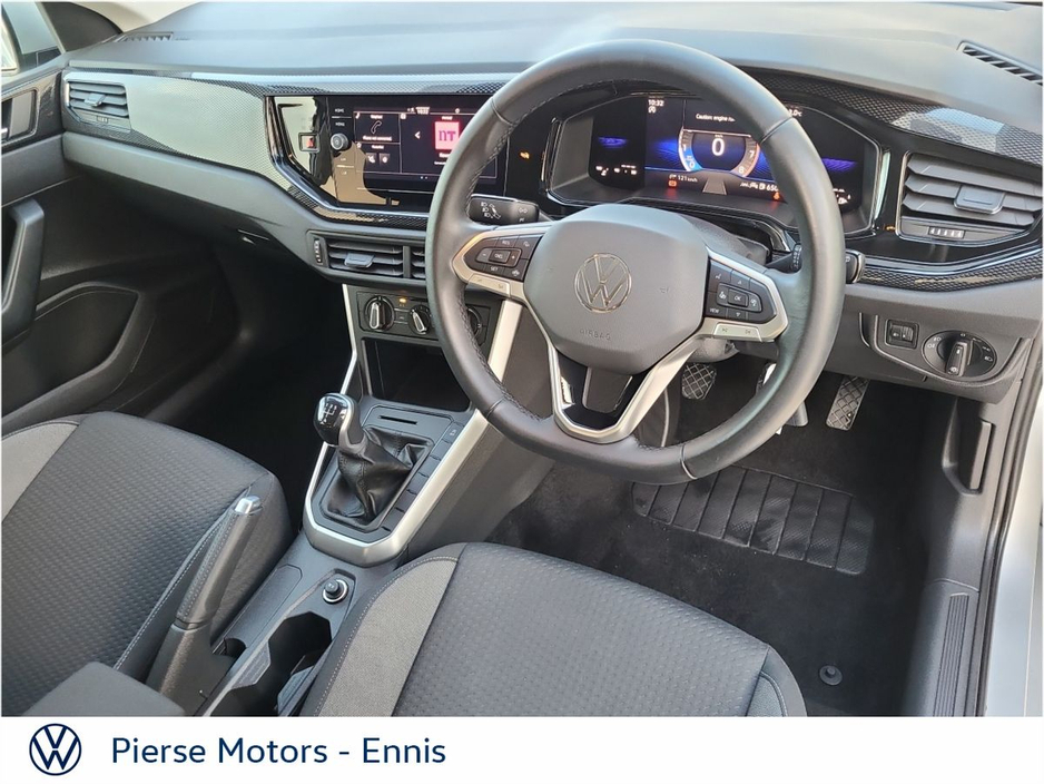 2025 Volkswagen Polo - image 2