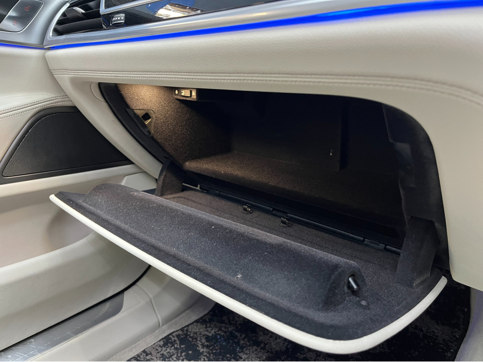 2016 BMW 7 Series - image 25