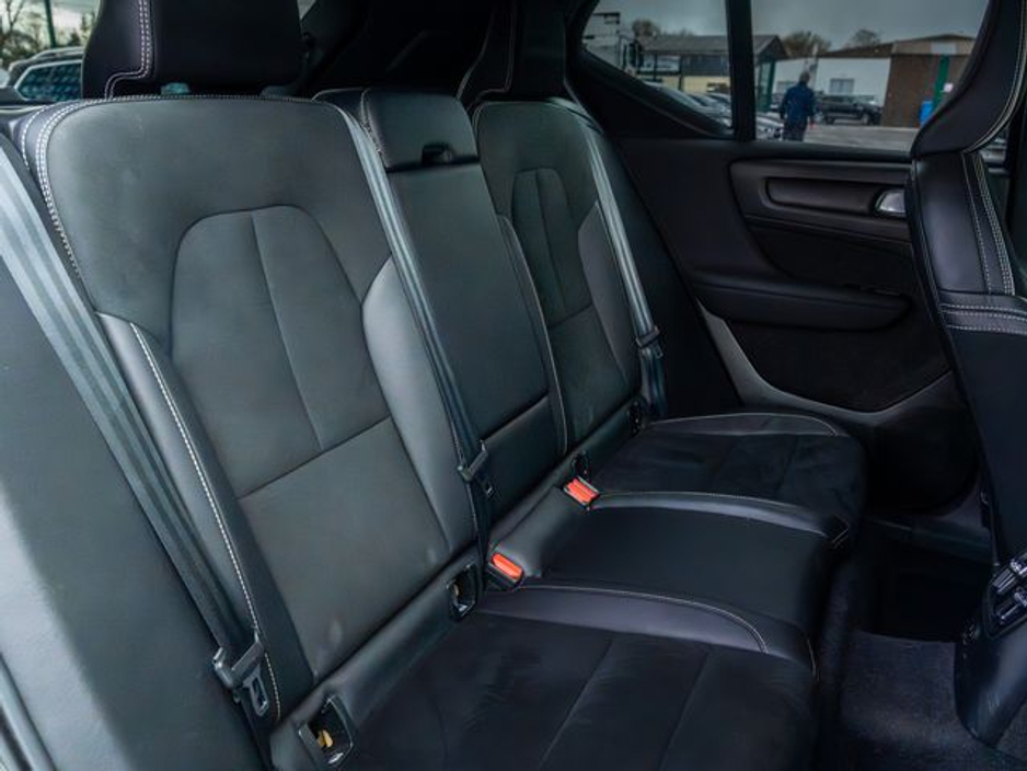 2022 Volvo XC40 - image 10