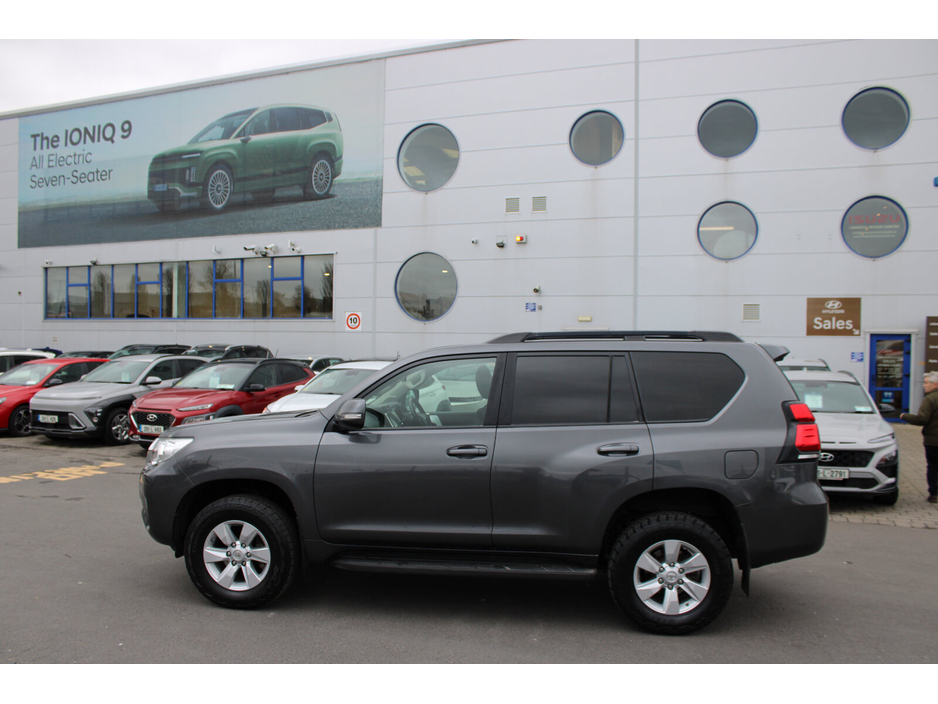 2022 Toyota Landcruiser - image 2