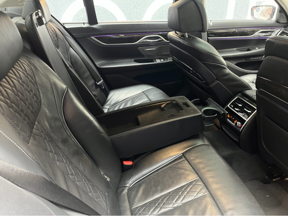 2017 BMW 7 Series - image 17