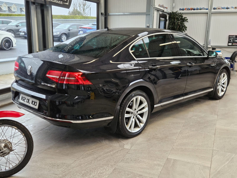 2016 Volkswagen Passat - image 3