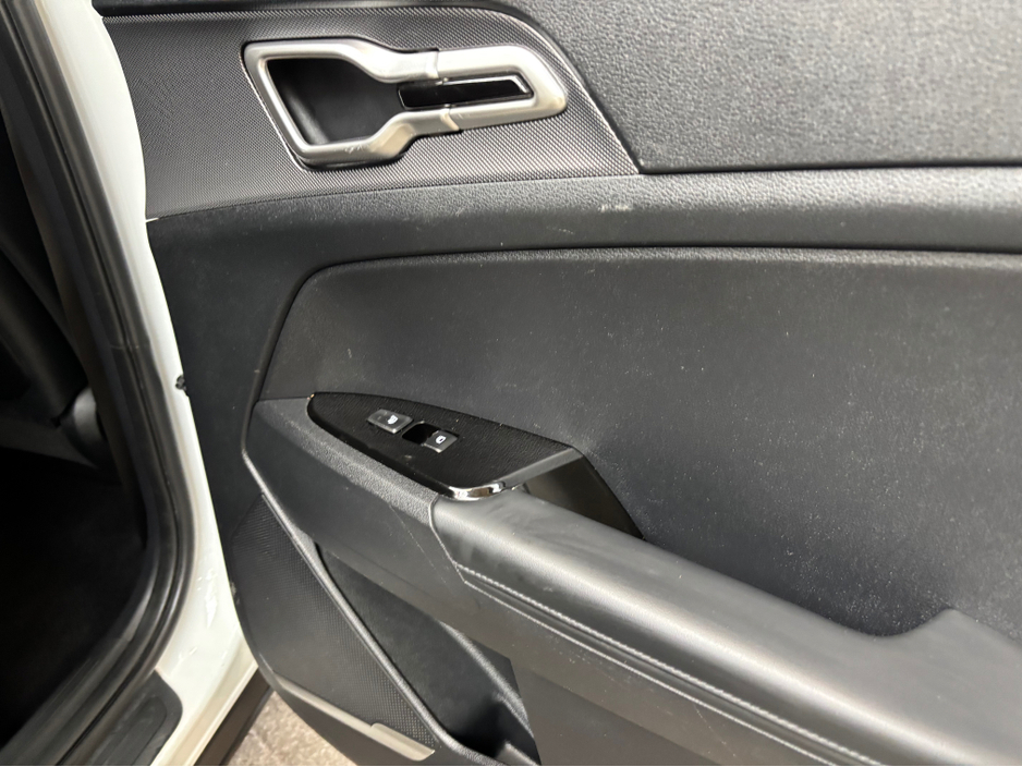 2023 Kia Sportage - image 3