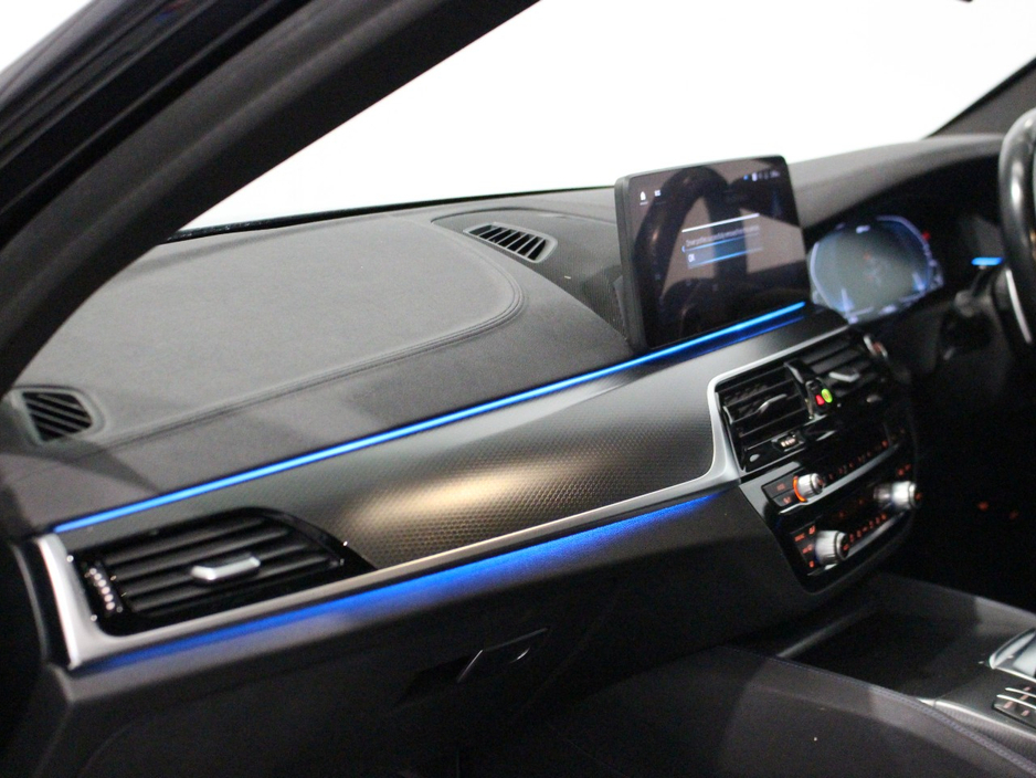 2021 BMW 5 Series - image 25