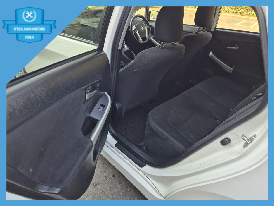 2015 Toyota Prius - image 16