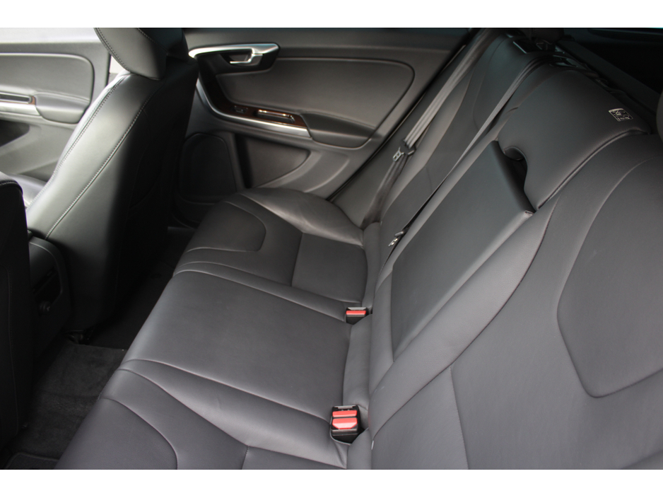 2018 Volvo V60 - image 21