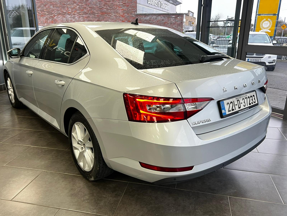 2022 Skoda Superb - image 4