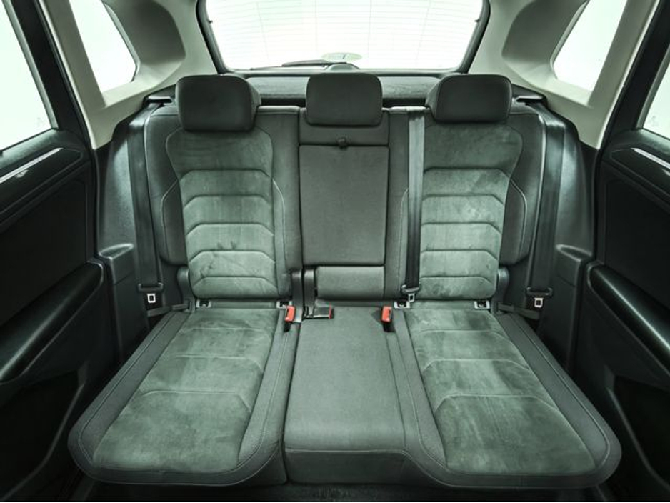 2017 Volkswagen Tiguan - image 25