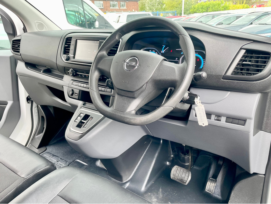 2022 Opel Vivaro - image 8