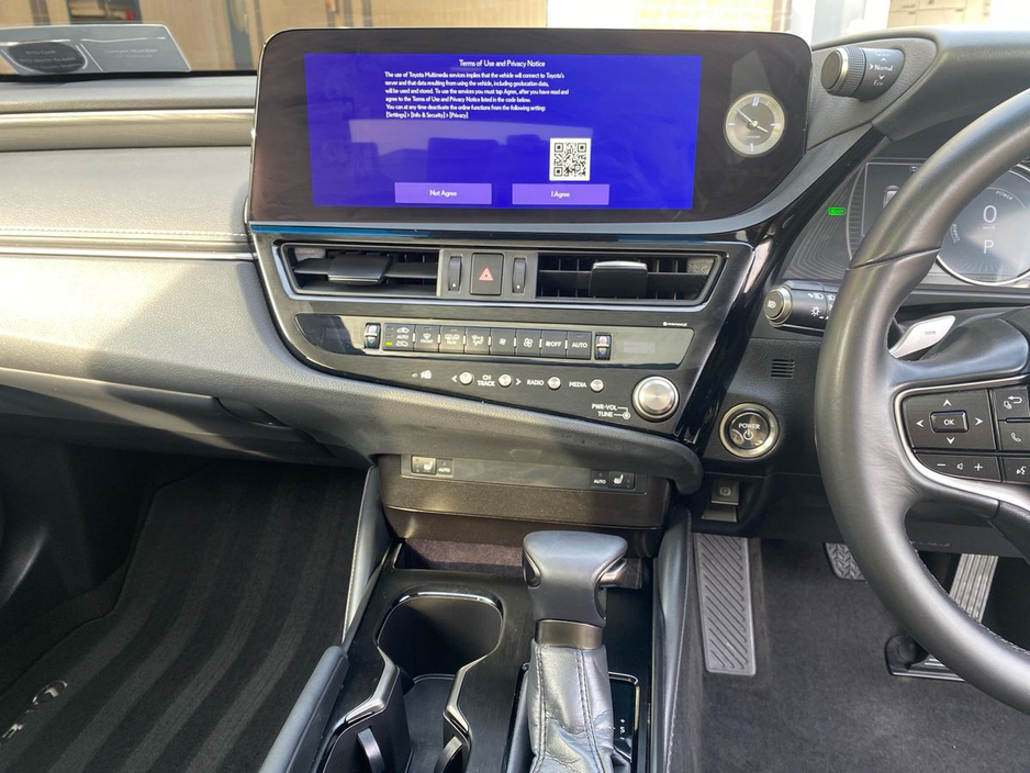 2024 Lexus ES 300 H - image 11